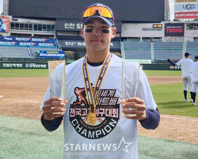 서울고 김지우가 13일 이마트배 우승 후 개인상 트로피 2개를 들고 기념촬영을 하고 있다. /사진=안흐근 기자