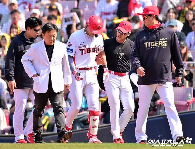 22일 오후 광주기아챔피언스필드에서 열린 '2025 신한 SOL Bank KBO리그' NC 다이노스와 KIA 타이거즈의 개막전 경기, 3회말 1사 KIA 김도영이 좌전안타를 날린 후 고통을 호소하며 경기장을 빠져나가고 있다. 엑스포츠뉴스 DB