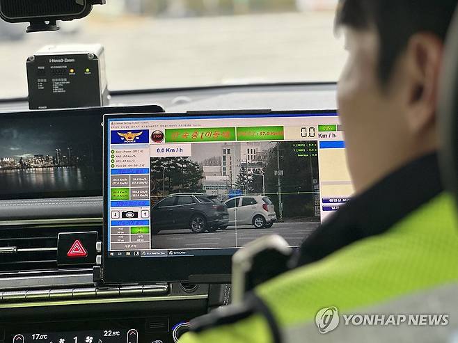 '매의 눈'으로 암행순찰 (원주=연합뉴스) 강태현 기자 = 15일 낮 원주 시내 도로에서 교통 경찰이 암행순찰차를 몰고 단속을 하고 있다. 2025.4.15 taetae@yna.co.kr