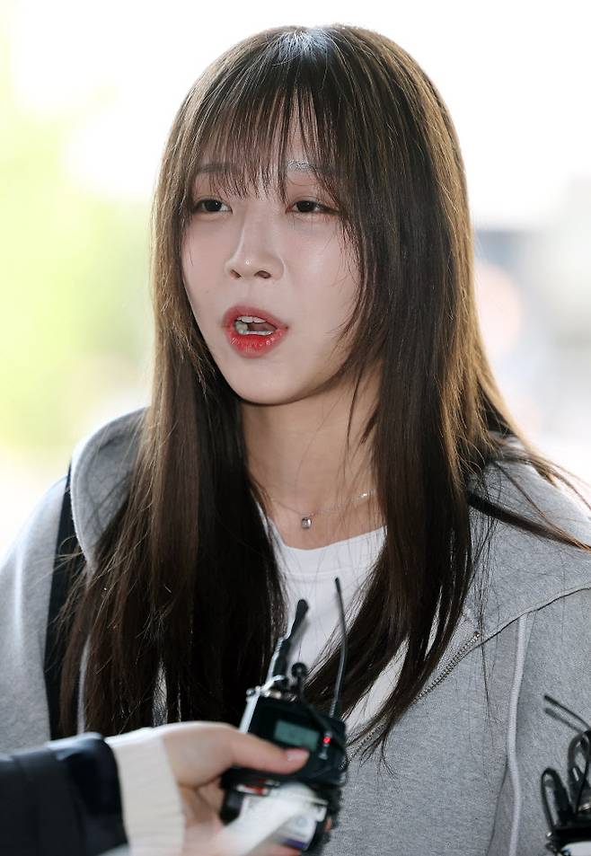 가로세로연구소 대표 김세의씨를 협박 등의 혐의로 고소한 ‘1000만 유튜버’ 쯔양(본명 박정원)씨가 16일 조사를 위해 서울 강남구 강남경찰서로 출석하며 취재진의 질문에 답하고 있다. (사진=연합뉴스)