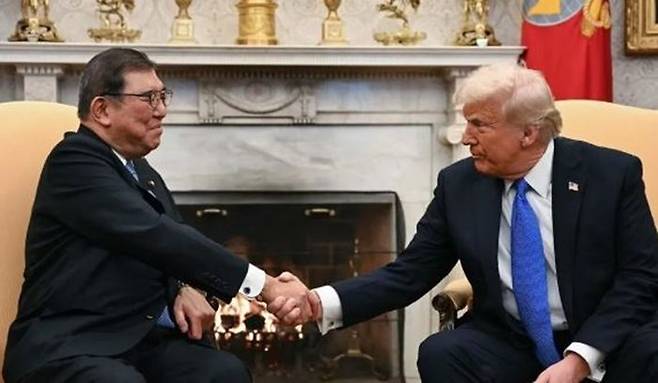 도널드 트럼프(오른쪽) 미국 대통령이 지난 2월7일 미 워싱턴DC 백악관 집무실에서 이시바 시게루 일본 총리와 악수를 하고 있다. ⓒ AFP/연합뉴스