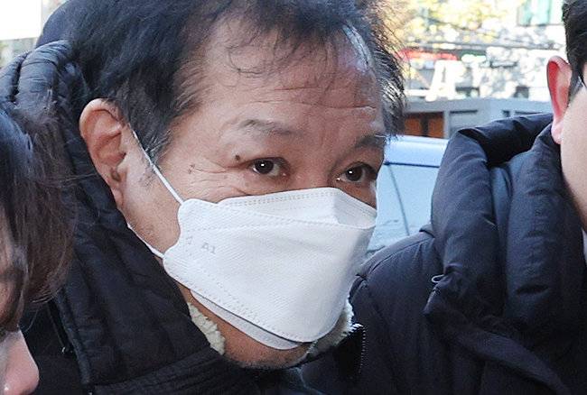 불법 정치자금 수수 혐의를 받는 ‘건진법사’ 전성배 씨가 19일 오전 서울 양천구 서울남부지방법원에서 열린 영장실질심사(구속 전 피의자심문)에 출석하고 있다. 2024.12.19. 뉴스1