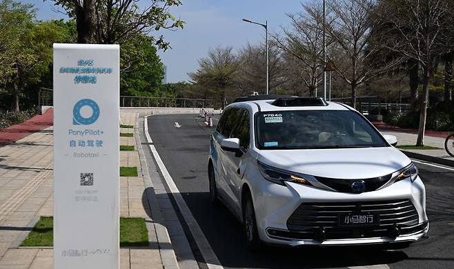 중국 광둥성 광저우의 승객 픽업 장소에서 대기 중인 ‘포니닷에이아이(Pony.ai)’ 자율주행택시. 광저우=신화 뉴시스