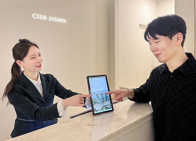 현대백화점 더현대 서울 VIP 라운지에서 직원이 고객에게 '마리나 베이 샌즈(Marina Bay Sands)' VIP 서비스 제휴에 따른 혜택을 설명하고 있다.