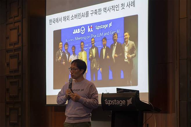 김성훈 대표는 업스테이지가 해외에서 타 언어권 소버린 AI를 구축할 정도로 기술력을 인정받는다는 점을 강조했다 / 출처=IT동아