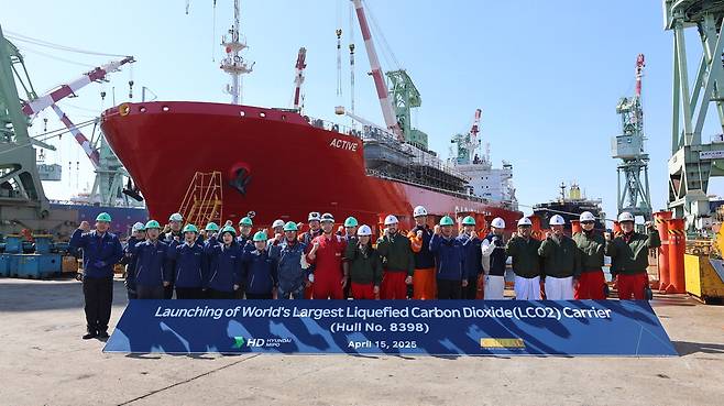 HD현대미포 임직원들이 지난 15일 울산에서 2만2000㎥급 액화이산화탄소 운반선 진수식을 개최했다. 기존 운반선의 약 3배인 세계 최대 규모로 영하 55도의 저온 환경을 유지하는 저장탱크 3기를 탑재했다. HD현대