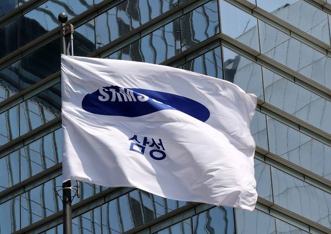 엔비디아 중국 수출 제한 이슈로 삼성전자와 SK하이닉스 등 반도체주가 하락세다. 사진은 삼성전자 사옥 깃발./사진=뉴스1