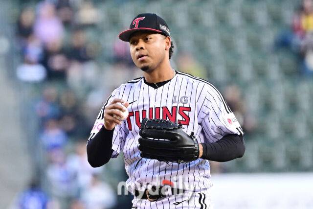 15일 서울 잠실야구장에서 열린 '2025 신한 SOL BANK KBO리그' 삼성 라이온즈와 LG 트윈스 경기.LG 에르난데스가 선발로 나왔다./잠실=한혁승 기자