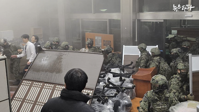 12·3 비상계엄이 선포되고 자정을 지난 지난해 12월 4일 새벽, 육군 특전사 무장병력이 국회 본관 안으로 침투하고 있다.
