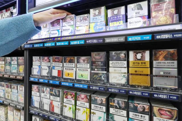 서울의 한 편의점 점포에 담배 제품들이 나란히 진열돼 있다. 뉴스1