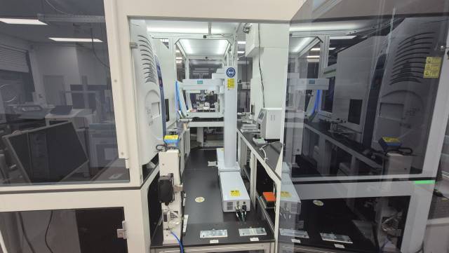 16일 대전 유성구 한국생명공학연구원의 바이오파운드리 베타(시범) 시설에서 로봇 팔을 포함한 DNA 조립·분석 장비들이 작동하고 있다. 김윤수 기자