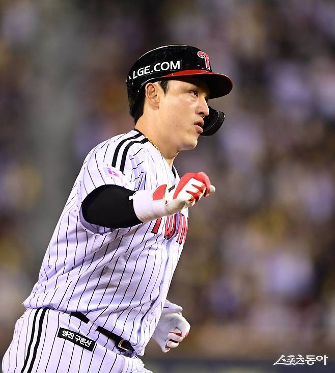 LG 박동원은 15일 에르난데스~김진성~박명근~장현식을 리드하며 KBO 역대 4번째 ‘팀 노히트노런’을 완성했고, 16일에는 3안타 2홈런 5타점의 맹타를 휘두르며 팀의 2연승을 이끌었다. 잠실|주현희 기자 teth1147@donga.com