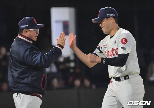 전준우(오른쪽)가 팀 승리 후 김태형 감독과 하이파이브를 하고 있다.