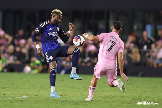 미국프로축구 신시내티에서 뛰던 당시의 부펜자(왼쪽). /AFPBBNews=뉴스1