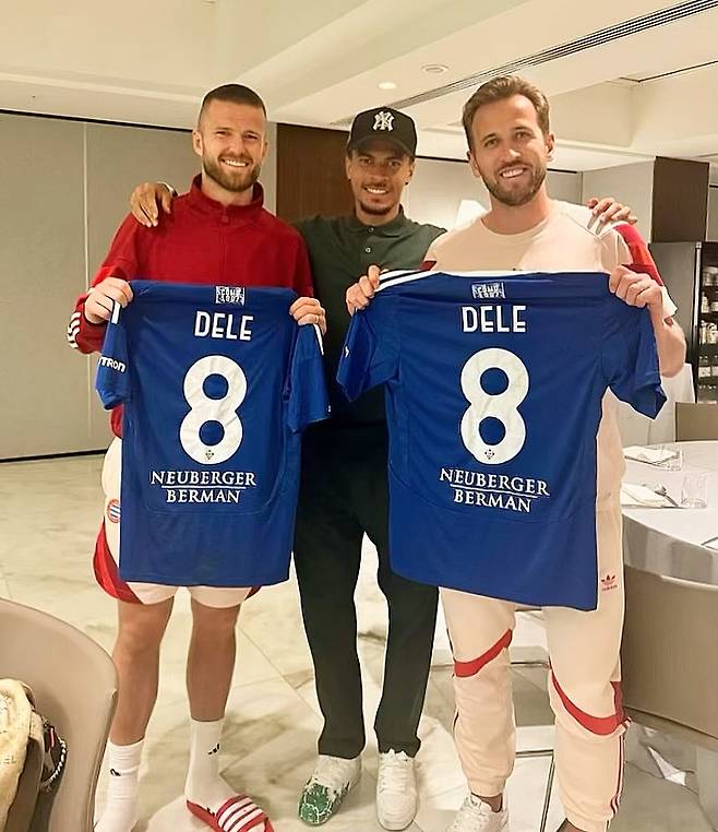 델레 알리가 16일(한국시간) 자신의 인스타그램을 통해 전 토트넘 홋스퍼 동료 해리 케인, 에릭 다이어와 함께 찍은 사진을 공개했다. 사진에서 케인과 다이어는 알리의 코모 유니폼을 들고 사진을 찍었다. 세 사람 모두 오랜만에 만나 밝은 미소로 포즈를 취했다. 알리 SNS