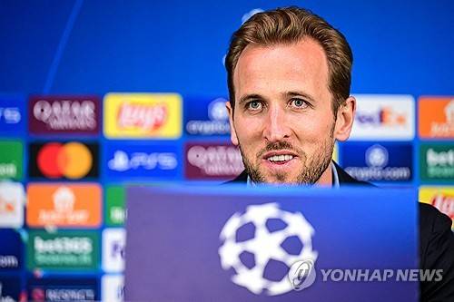 델레 알리가 16일(한국시간) 자신의 인스타그램을 통해 전 토트넘 홋스퍼 동료 해리 케인, 에릭 다이어와 함께 찍은 사진을 공개했다. 사진에서 케인과 다이어는 알리의 코모 유니폼을 들고 사진을 찍었다. 세 사람 모두 오랜만에 만나 밝은 미소로 포즈를 취했다.연합뉴스