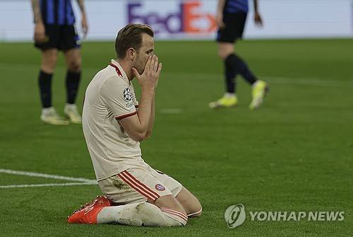 델레 알리가 16일(한국시간) 자신의 인스타그램을 통해 전 토트넘 홋스퍼 동료 해리 케인, 에릭 다이어와 함께 찍은 사진을 공개했다. 사진에서 케인과 다이어는 알리의 코모 유니폼을 들고 사진을 찍었다. 세 사람 모두 오랜만에 만나 밝은 미소로 포즈를 취했다.연합뉴스