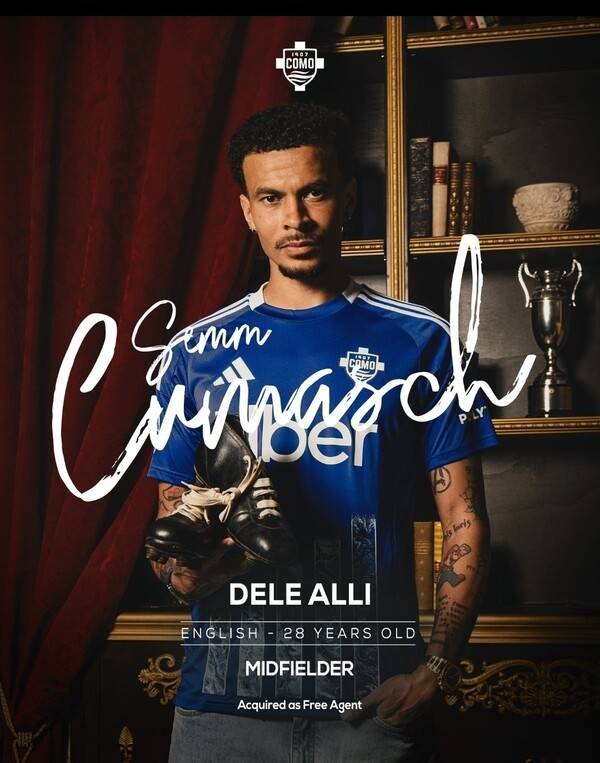 델레 알리가 16일(한국시간) 자신의 인스타그램을 통해 전 토트넘 홋스퍼 동료 해리 케인, 에릭 다이어와 함께 찍은 사진을 공개했다. 사진에서 케인과 다이어는 알리의 코모 유니폼을 들고 사진을 찍었다. 세 사람 모두 오랜만에 만나 밝은 미소로 포즈를 취했다.코모