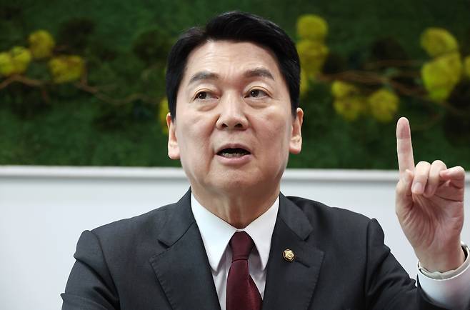 연합뉴스 취재진과 인터뷰하는 안철수 의원 (서울=연합뉴스) 김주형 기자 = 대선 출마를 선언한 국민의힘 안철수 의원이 16일 서울 여의도 국회의원회관 사무실에서 연합뉴스 취재진과 인터뷰하고 있다. 2025.4.16
kjhpress@yna.co.kr