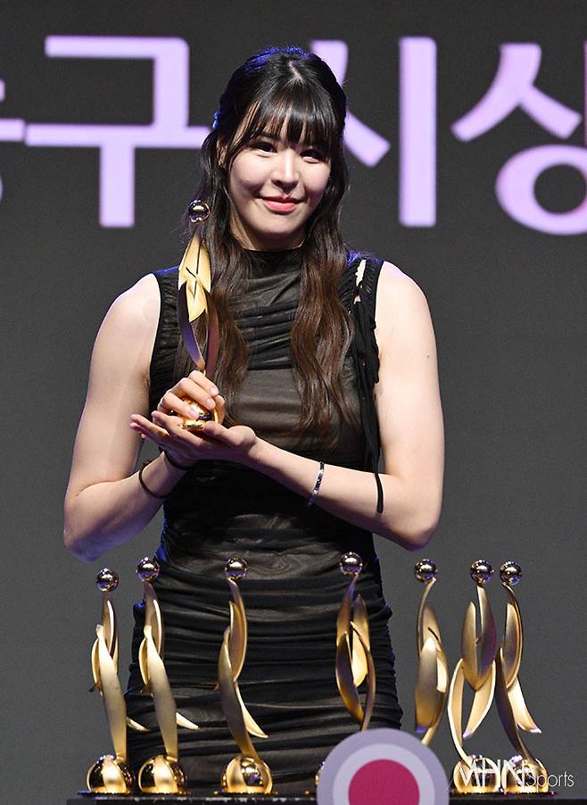 2023-2024시즌 여자프로농구 시상식에서 만장일치 MVP로 선정된 데 이어 8관왕을 차지한 박지수