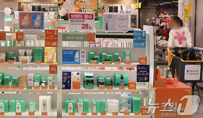 트럼프 행정부의 25% '상호관세' 폭격으로 국내 생산품의 수출 비중이 높은 식품·뷰티 등에 직격탄이 될 수 있다는 우려가 높아지고 있다. 서울 시내의 한 대형마트 화장품코너. 2025.4.8/뉴스1 ⓒ News1 허경 기자
