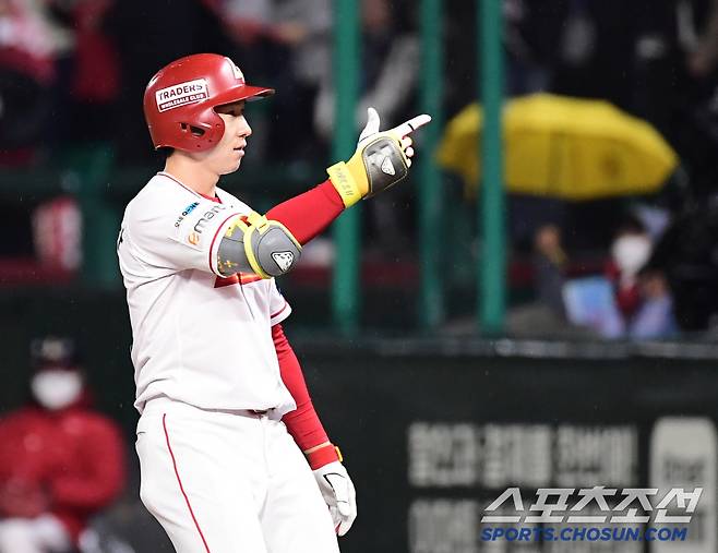 27일 인천 SSG랜더스필드에서 열린 KBO리그 SSG와 롯데의 경기. 7회말 1타점 적시타 날린 박성한. 인천=송정헌 기자songs@sportschosun.com/2025.03.27/