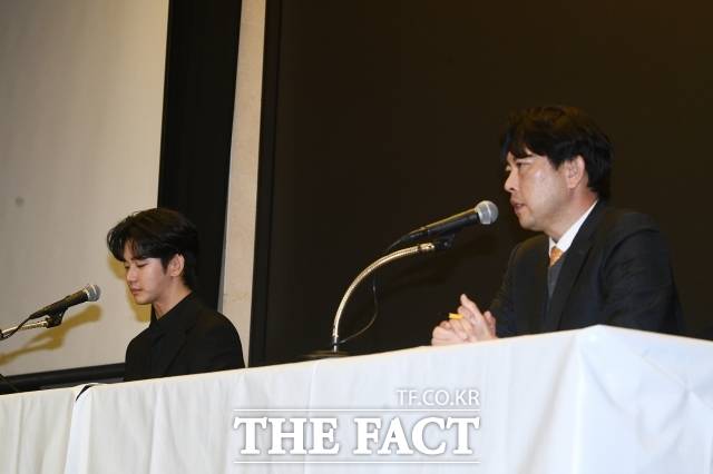 법무법인 엘케이비앤파트너스 17일 오후 "소송비용은 4월 10일자로 반했다"고 털어놨다. 사진은 김수현이 엘케이비앤파트너스 변호사와 31일 기자회견에서 입장을 밝히고 있다. /서예원 기자