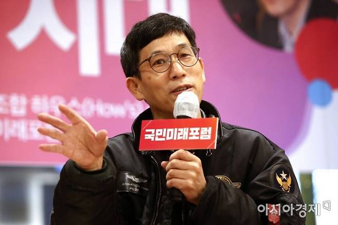 정치권 일각서 나오는 한덕수 대통령 권한대행 겸 국무총리의 '대선 출마설' 관련해 진중권 광운대 특임교수가 "탄핵 정권의 총리가 다음 대통령으로 나오는 것은 정치적 책임이 아니다"라고 비판했다. 윤동주 기자