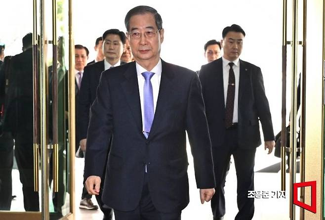 헌법재판소에서 탄핵소추안이 기각되면서 직무에 복귀한 한덕수 대통령 권한대행 겸 국무총리가 24일 서울 종로구 정부서울청사로 87일만에 출근하고 있다. 조용준 기자