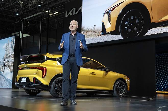 사진 : 2025 뉴욕 오토쇼에서 올스 헤드릭 기아 미국법인 상품기획 디렉터가 발표하는 모습