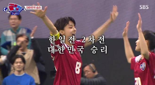 SBS ‘골때리는 그녀들’(골때녀)이 방송된 한일전 2차전에서 한국 대표팀이 일본을 상대로 짜릿한 3대 2 역전승을 거두며 복수에 성공했다. 전반전에서는 일본이 두 골을 기록하며 앞서나갔으나, 후반전 정혜인의 투혼이 담긴 동점골과 박지안의 중거리 역전슛으로 경기의 흐름이 완전히 뒤집혔다. 이날 방송은 수도권 기준 시청률 5.9%, 2049 타깃 시청률 1.9%를 기록하며 수요일 예능 프로그램 시청률 1위에 올랐고, 분당 최고 시청률은 7.4%까지 치솟았다. 이영표 감독은 선수들의 활약을 극찬했고, 일본 마에조노 감독은 다음 리벤지 매치를 예고했다. 마지막에는 일본 에이스 마시마 유가 ‘FC원더우먼’에 합류할 것이라는 소식까지 전해져 다음 회차에 대한 기대를 높였다.