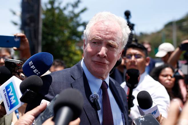 크리스 밴 홀런 민주당 상원의원이 16일 엘살바도르에서 기자들과 만나 대화를 하고 있다. /EPA 연합뉴스