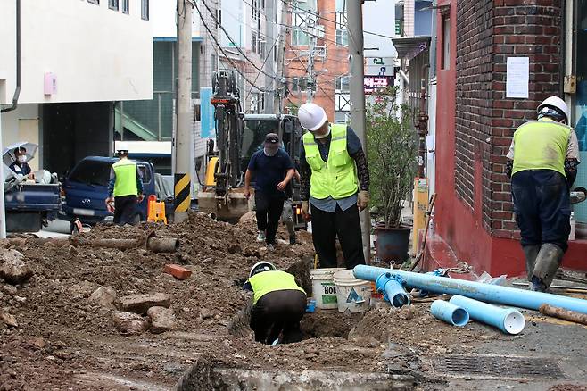 대구 북구 대현동 주택가에서 상수도 노후 관로 교체 공사가 진행되고 있다./뉴스1
