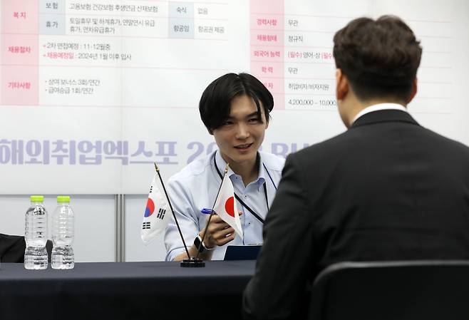 2023년 11월 2일 부산 연제구 부산시청에서 열린 '해외취업 엑스포 2023 부산'에서 한 구직자가 면접을 보고 있다. 사진은 기사 내용과 직접적인 관련 없음. /뉴스1
