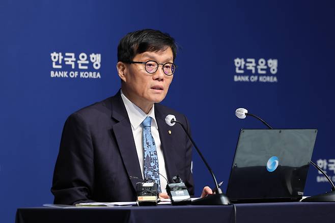 이창용 한국은행 총재가 17일 서울 중구 한국은행에서 열린 통화정책방향 기자간담회에서 발언하고 있다./뉴스1