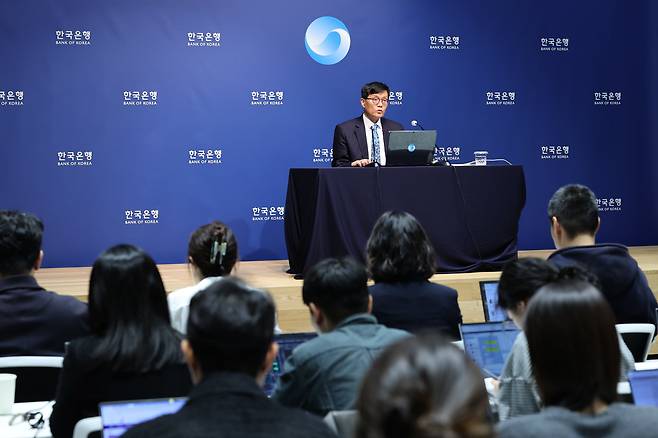 이창용 한국은행 총재가 17일 서울 중구 한국은행에서 열린 통화정책방향 기자간담회에서 발언하고 있다./뉴스1