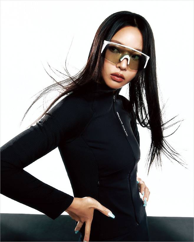 퍼플 렌즈에 블랙과 화이트 2가지 프레임으로 선보이는 김민지 선수 컬래버레이션 레디 고글 20만원대 WTD.