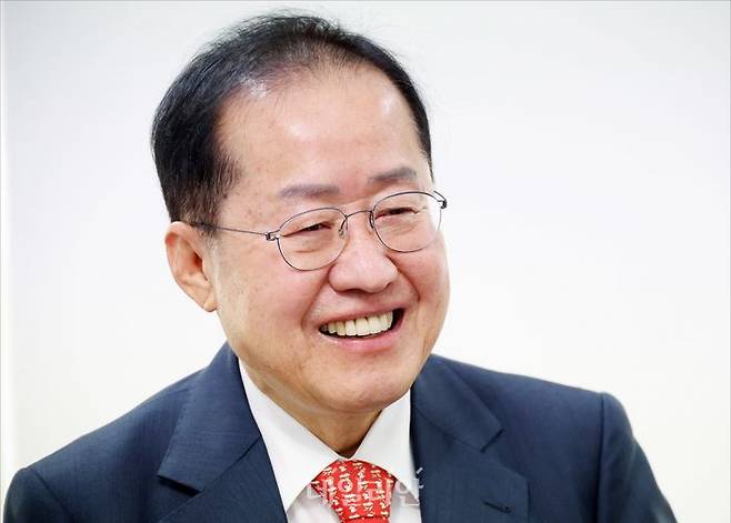 21대 대선 출마를 선언한 홍준표 국민의힘 경선 예비후보가 16일 오전 서울 여의도 대하빌딩에 마련된 선거사무소에서 데일리안과 인터뷰를 하고 있다. ⓒ데일리안 홍금표 기자