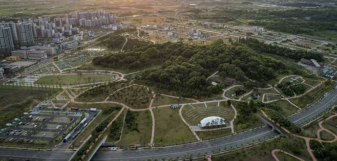 한국토지주택공사(LH)가 2023년 10월 개장한 평택고덕 함박산 중앙공원은 총 67만 ㎡ 규모로 기존 숲을 보존하고 백로 서식지를 살려 친환경성을 높였다. LH 제공