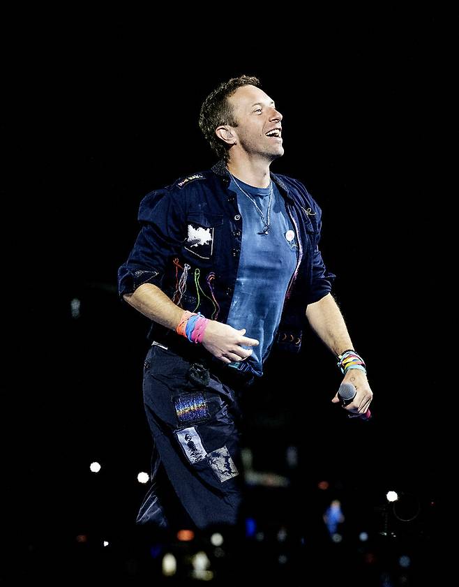 영국 록 밴드 콜드플레이의 보컬 크리스 마틴이 지난 16일 경기 고양시 고양종합운동장에서 열린 월드투어 ‘뮤직 오브 더 스피어’ 무대에서 공연을 펼치고 있다. 라이브네이션코리아 제공