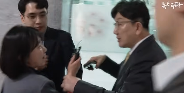 16일 서울 여의도 국회 의원회관에서 권성동(오른쪽) 국민의힘 원내대표가 질문을 하는 뉴스타파 기자의 손목을 붙잡고 있다. 뉴스타파 유튜브 캡처