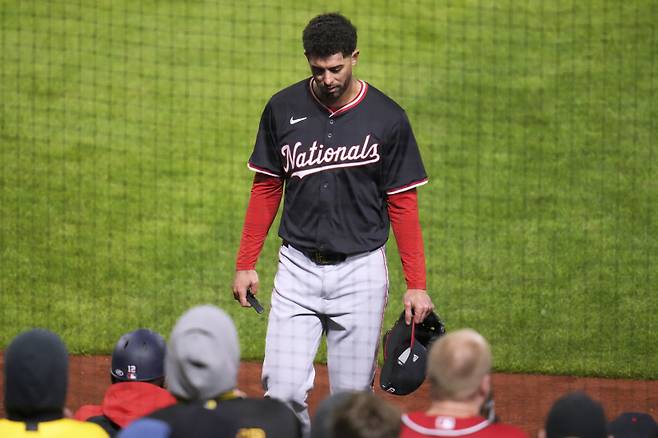 <yonhap photo-3329="">로페즈가 17일(한국시간) 피츠버그전에서 퇴장을 당하고 있다. AP=연합뉴스</yonhap>