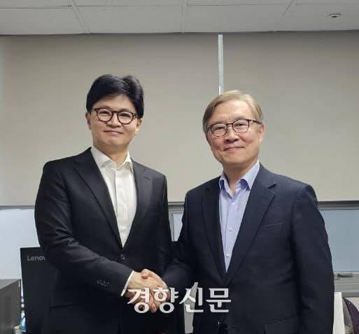 한동훈 국민의힘 대선 경선 후보와 최재형 전 의원이 악수를 하고 있다. 한 후보 페이스북 갈무리