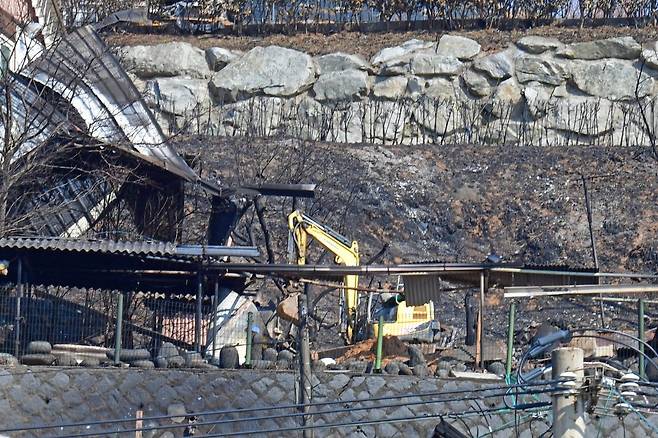 3일 경북 영덕군 영덕읍 노물리의 산불 피해 주택이 정리되고 있다. 연합뉴스