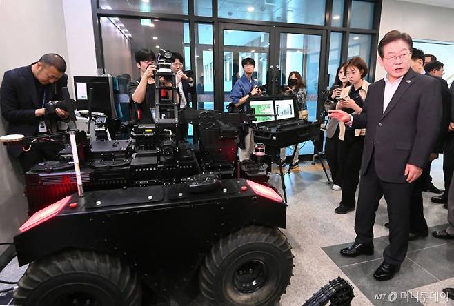 (대전=뉴스1) 국회사진취재단 = 이재명 더불어민주당 대선 경선 후보가 17일 오전 대전 유성구 국방과학연구소를 방문해 개발중인 무기체계를 살펴보고 있다. 2025.4.17/뉴스1 Copyright (C) 뉴스1. All rights reserved. 무단 전재 및 재배포, AI학습 이용 금지. /사진=(대전=뉴스1) 국회사진취재단