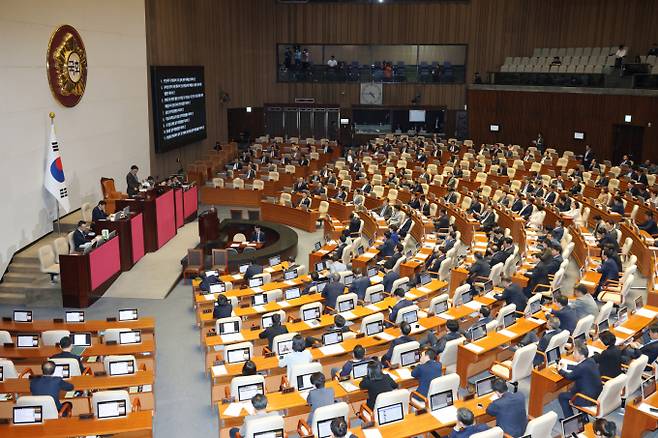 내란특검법과 명태균특검법이 재표결에서 결렬됐다. 사진은 17일 서울 여의도 국회에서 열린 본회의를 진행 중인 모습. /사진=뉴스1