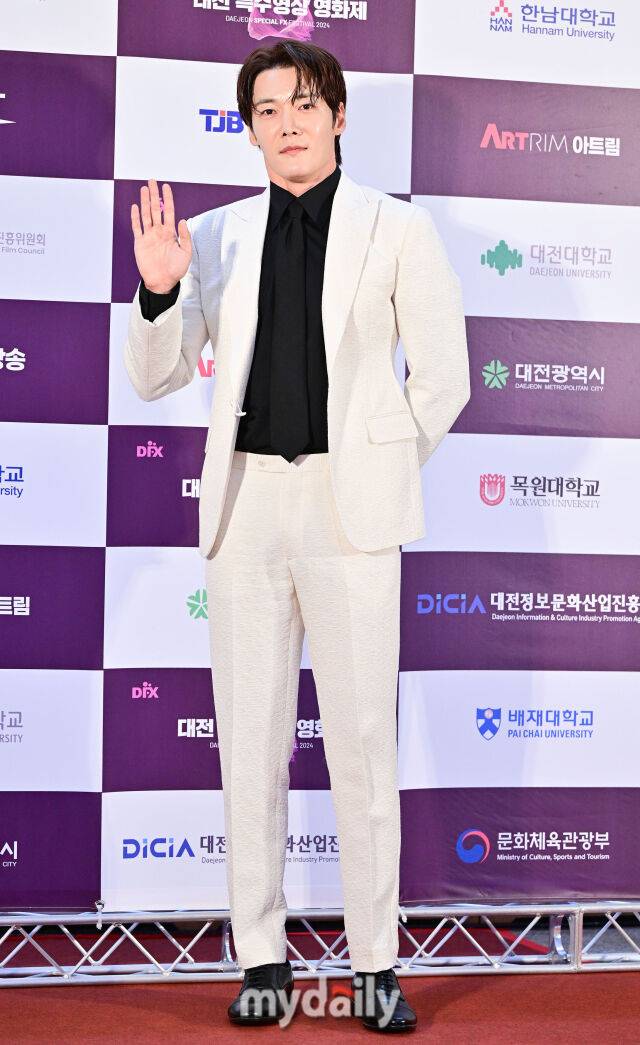 배우 최진혁이 21일 오후 대전 유성구 카이스트 본원 대강당에서 열린 '제6회 대전특수영상영화제’ 레드카펫에 참석해 포즈를 취하고 있다./마이데일리