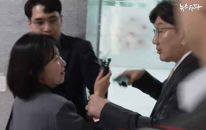 사진 설명) 권성동 국민의힘 원내대표는 어제(16일) 국회 의원회관에서 자신에게 질문하는 뉴스타파 이명주 기자의 손목을 강제로 잡아채 수십 미터 끌고 가는 등 폭력을 행사했다.