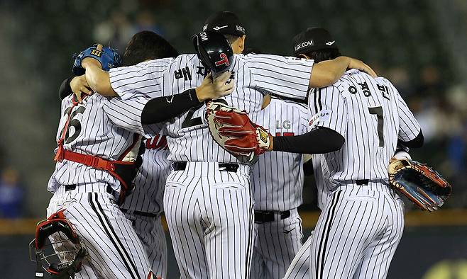 16일 서울 송파구 잠실야구장에서 열린 2025 KBO리그 삼성 라이온즈와 LG 트윈스의 경기, 12-2로 승리한 LG 선수들이 기뻐하고 있다. 뉴시스