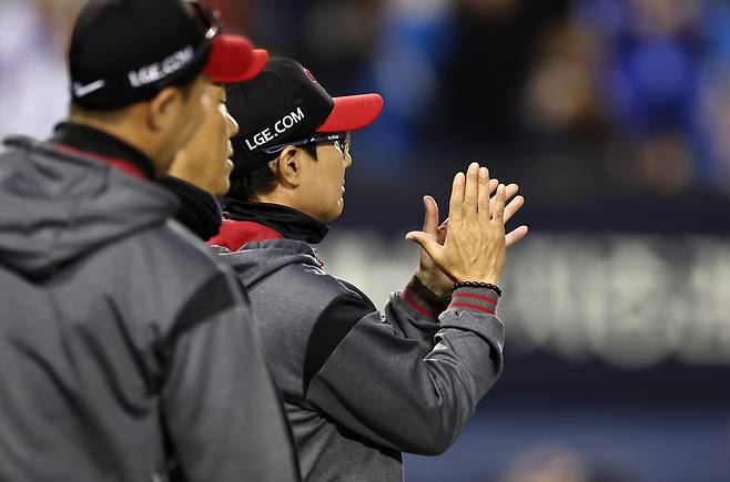 16일 잠실야구장에서 열린 2025 KBO리그 삼성 라이온즈 대 LG 트윈스 경기. 염경엽 LG 트윈스 감독이 승리로 경기를 마친 후 박수를 치고 있다. 연합뉴스